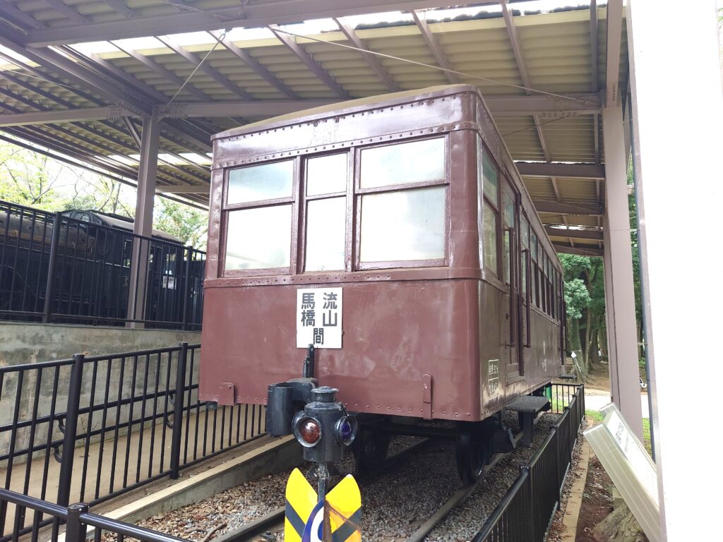 流山市総合運動公園を散策していると、SLと流鉄の古い車両が展示されています！