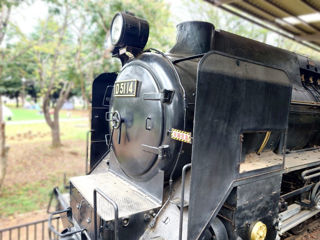 流山市総合運動公園を散策していると、SLと流鉄の古い車両が展示されています！