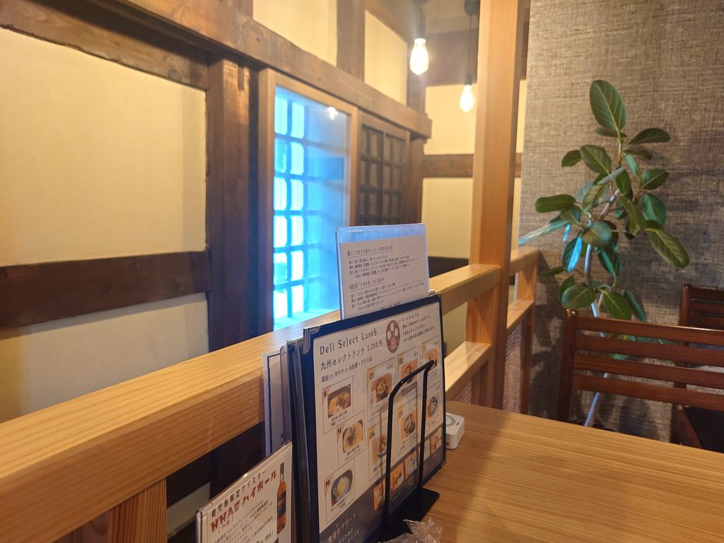 木の梁や柱を生かした蔵ごころの落ち着いた店内
