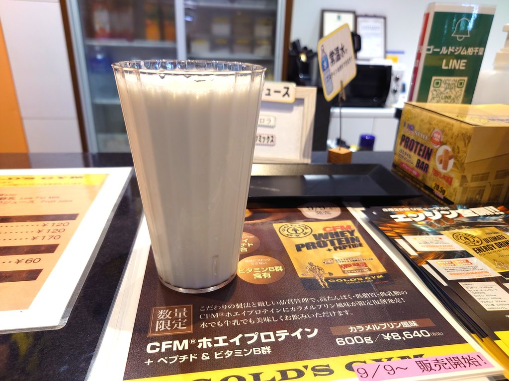 トレーニング後に飲んだフルーツミックスとヨーグルト入りのプロテイン30g